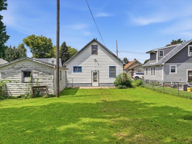 219 Ave E Property Photo 3