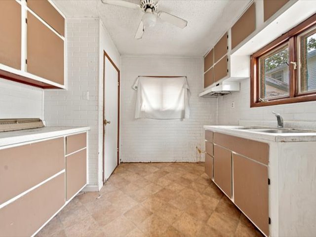 219 Ave E Property Photo 8