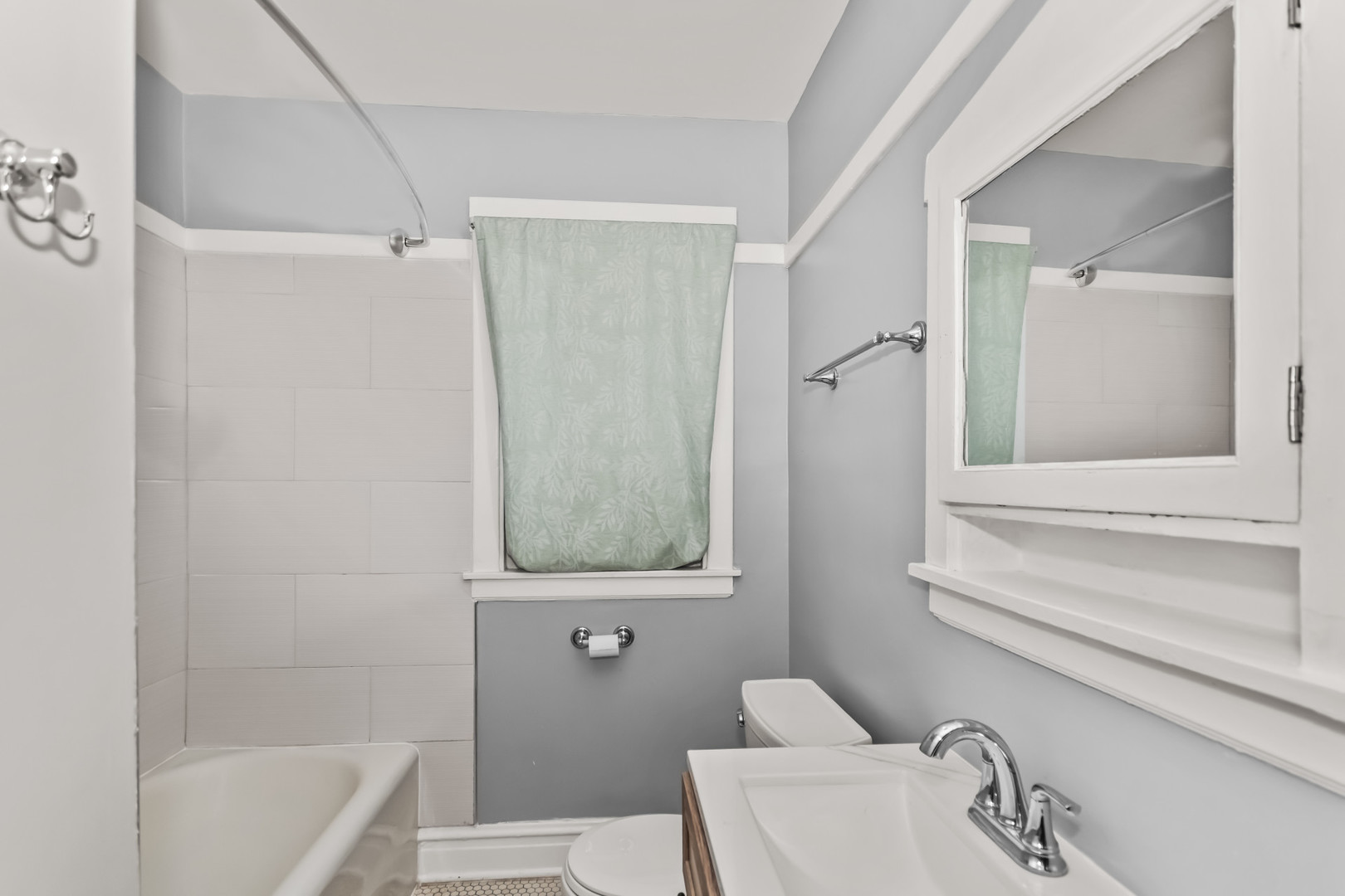 7457 N Maplewood Avenue Property Photo 9