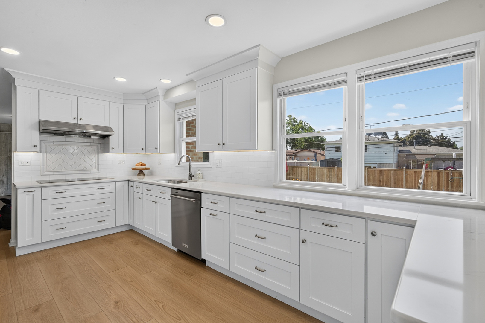 1829 W Catalpa Lane Property Photo 10