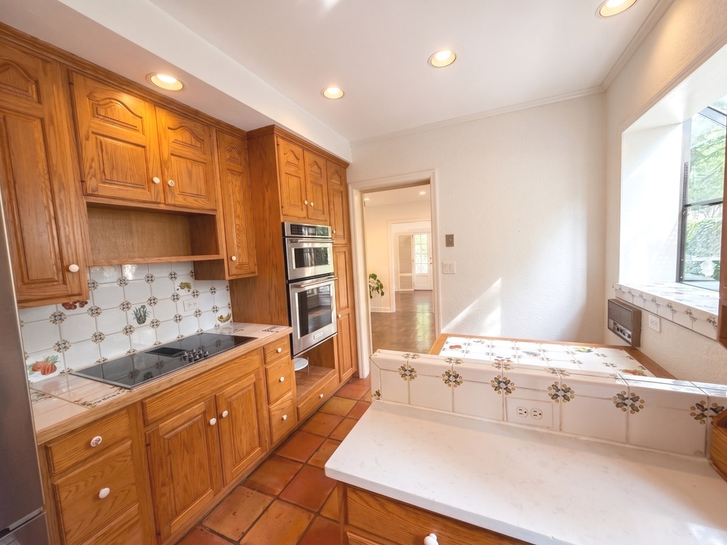 2929 Indianwood Road Property Photo 14