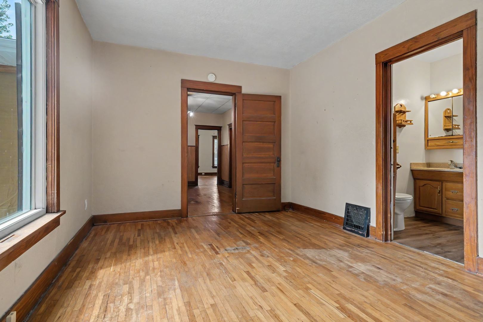 200 E Scott Street Property Photo 8