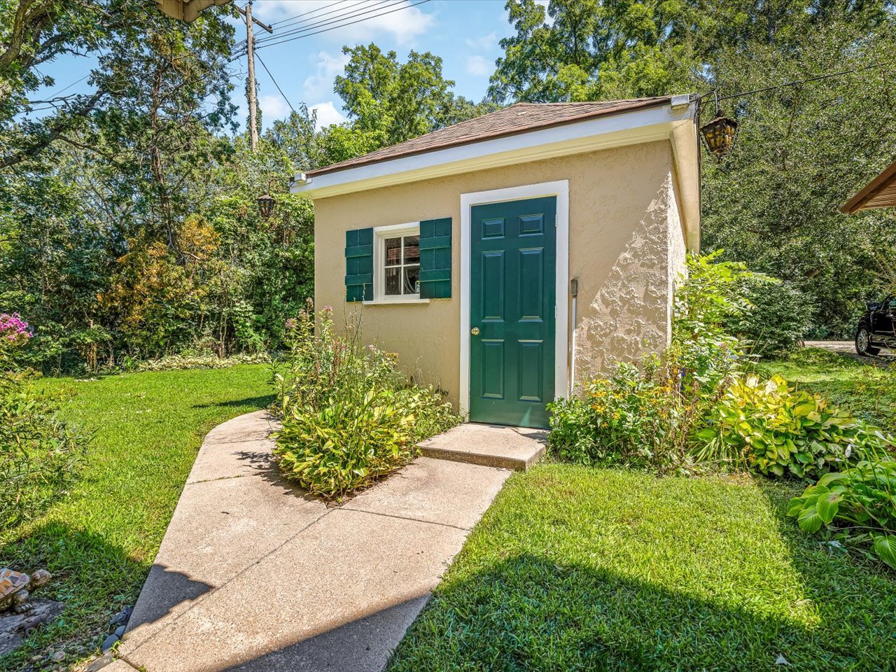 10324 Ventura Boulevard Property Photo 2