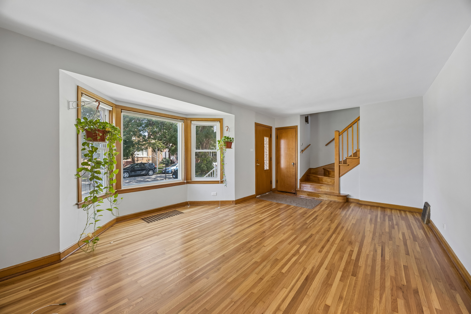 5948 S Komensky Avenue Property Photo 3