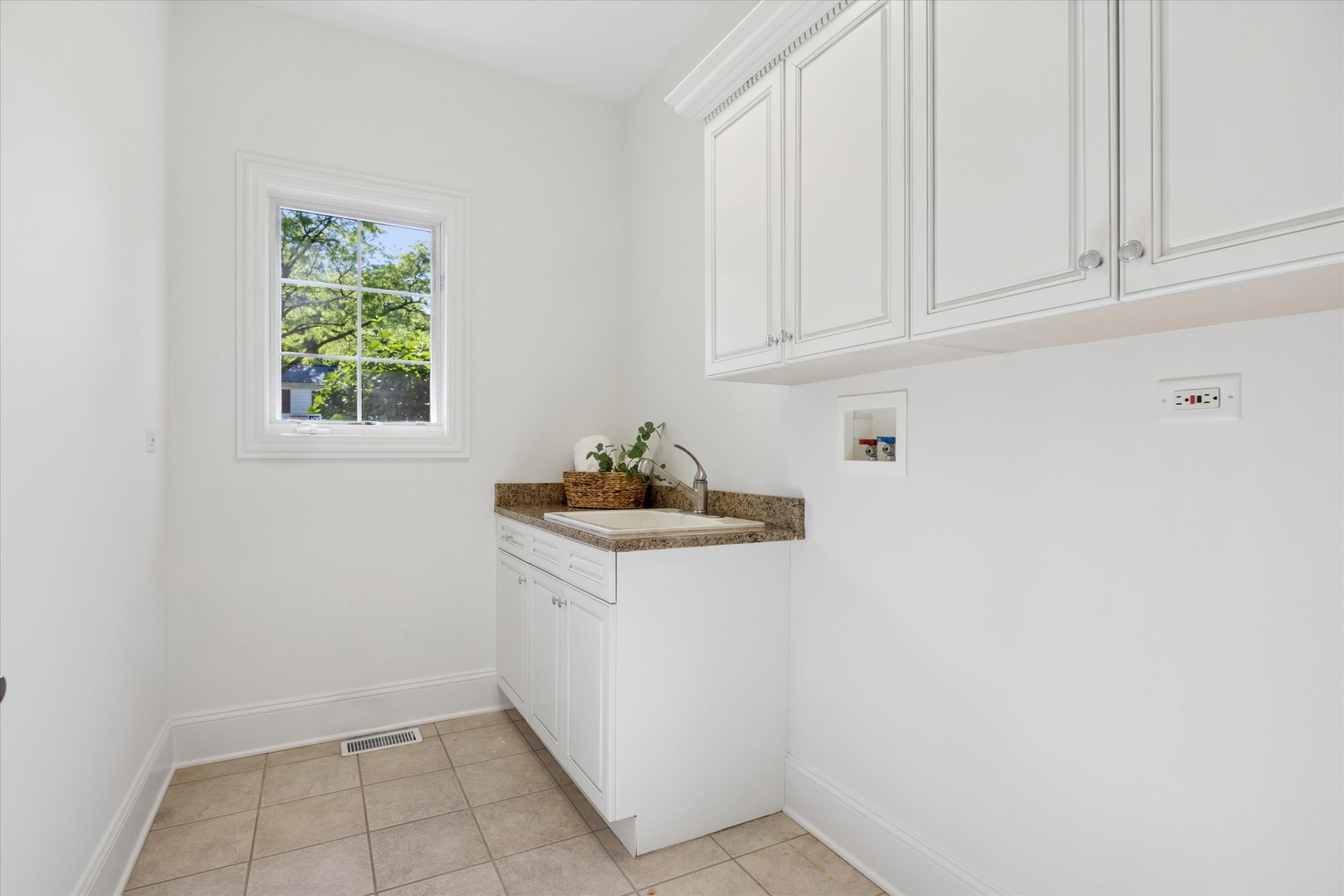 417 W 9th Street Property Photo 15