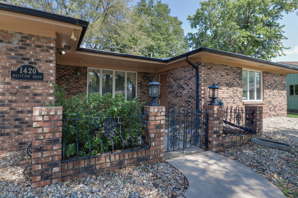 1420 Westview Drive Property Photo 2