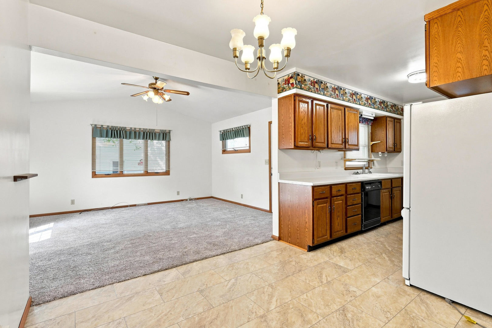 2420 N Sturdevant Street Property Photo 7