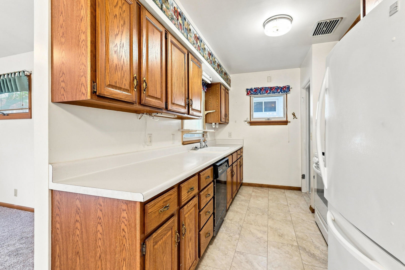 2420 N Sturdevant Street Property Photo 8