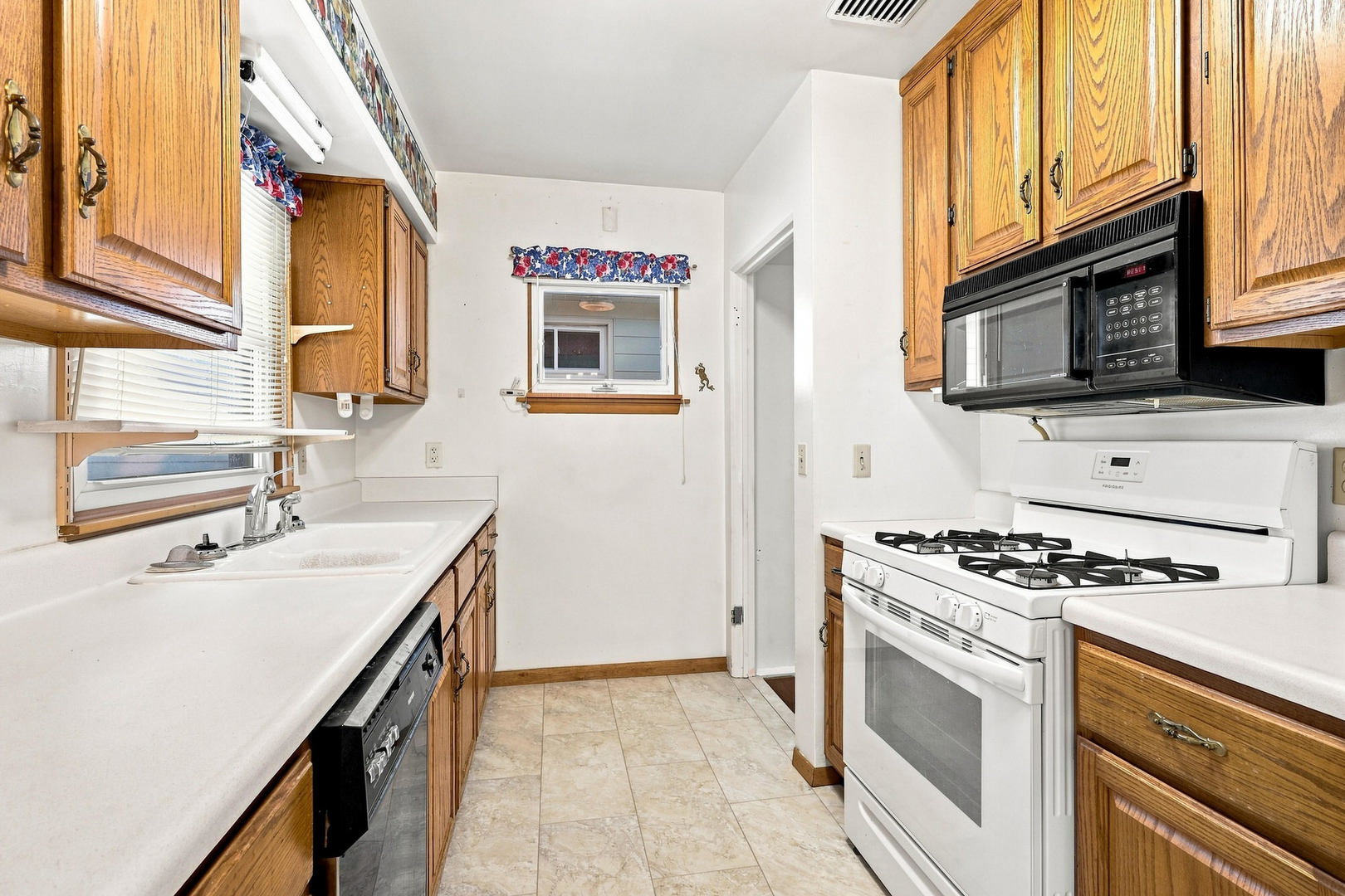 2420 N Sturdevant Street Property Photo 9