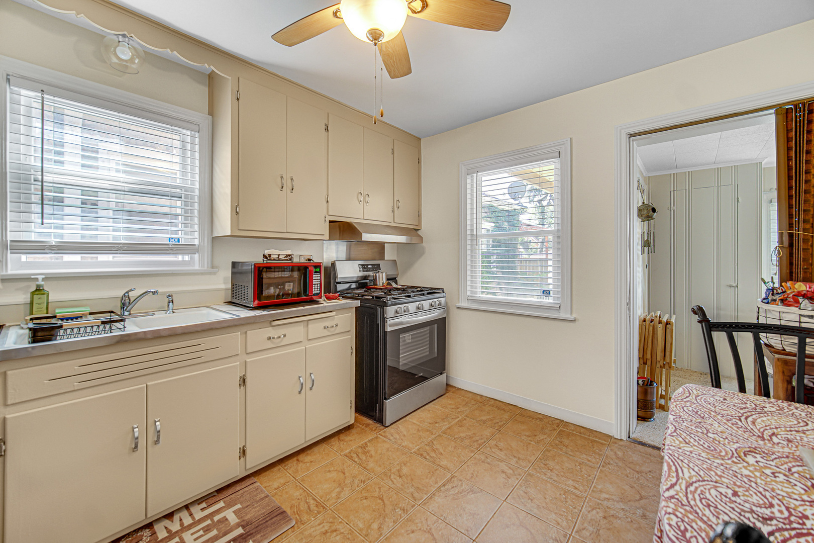 8610 S Vernon Avenue Property Photo 8