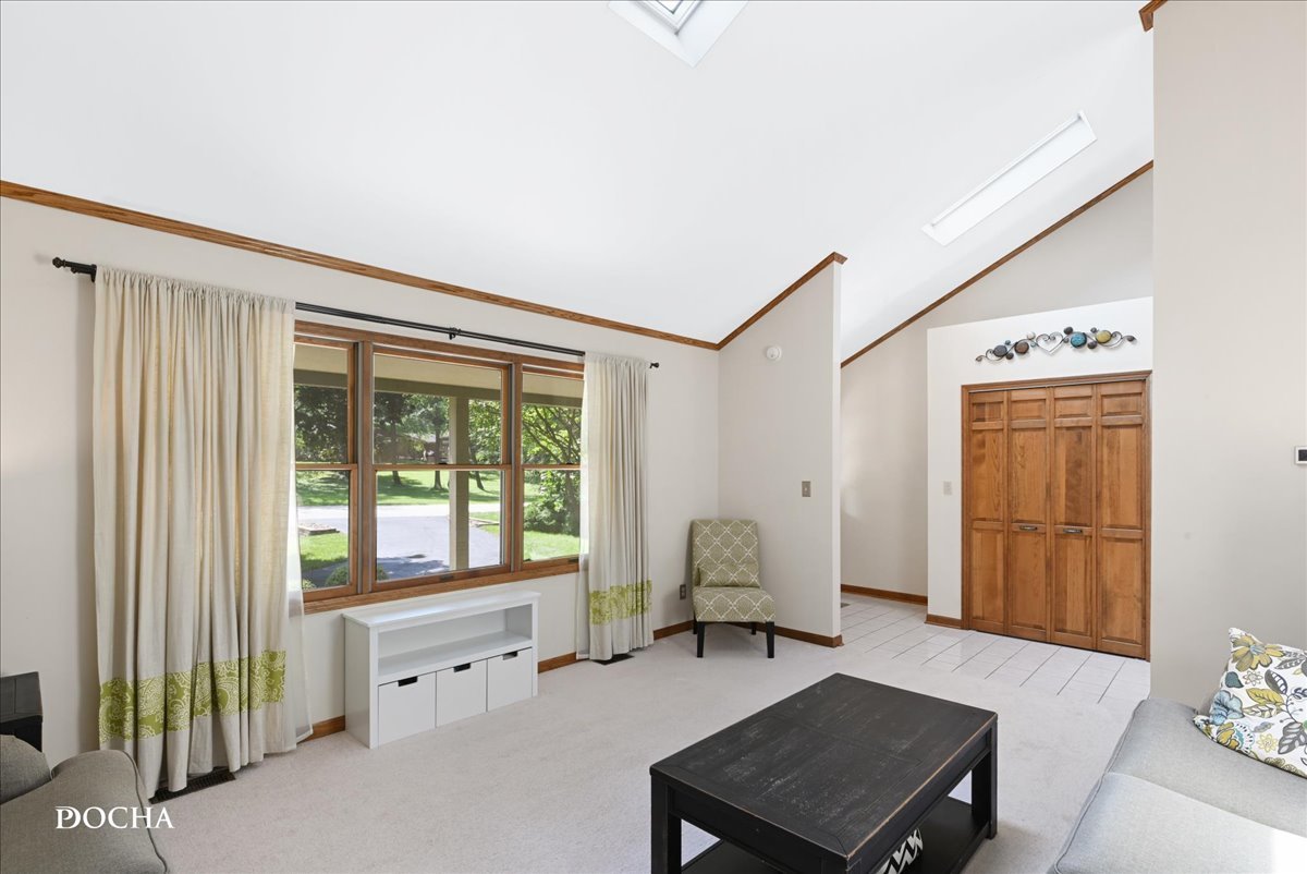 48 Glenda Lane Property Photo 8