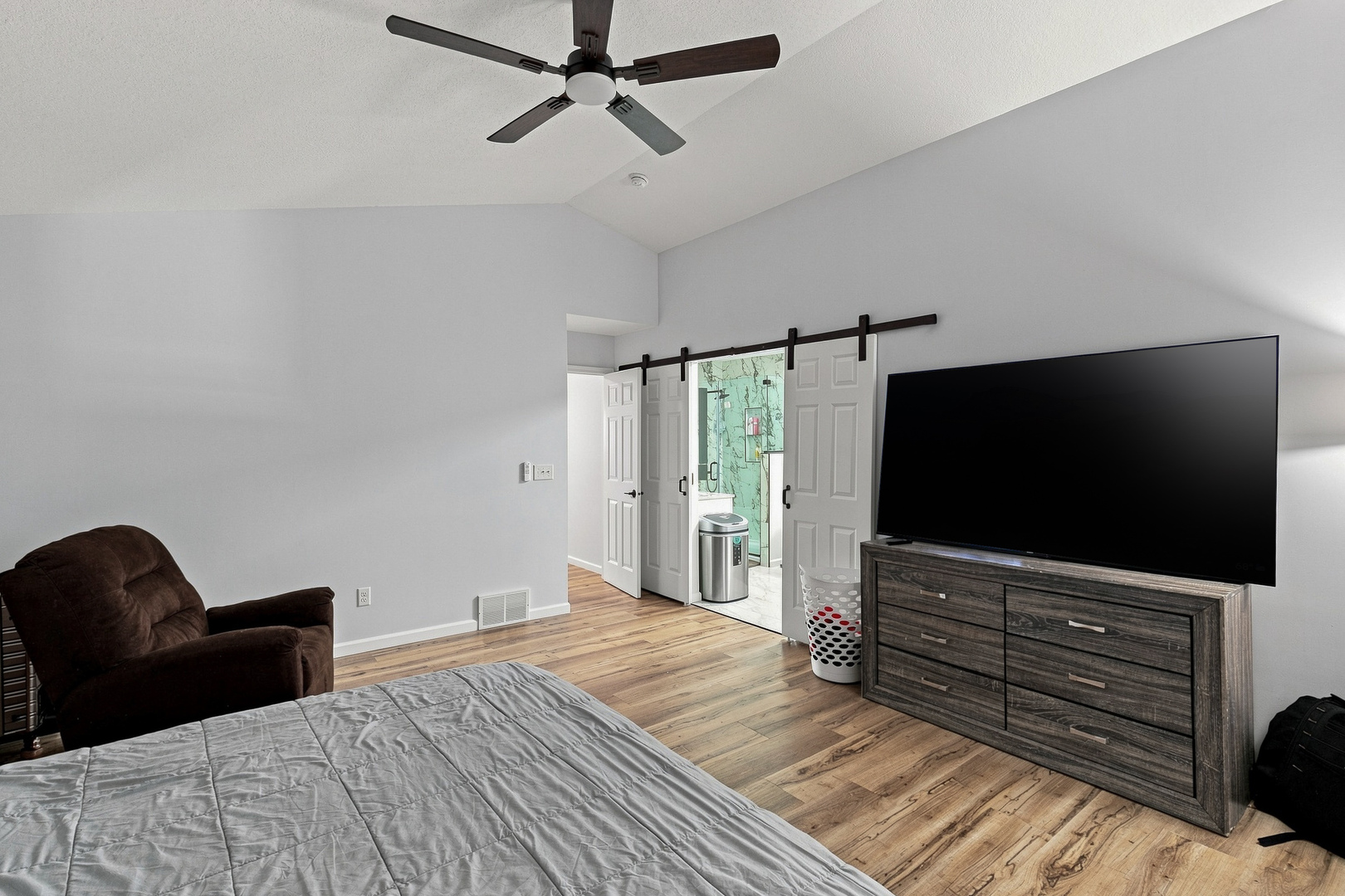 1122 W 59th Street Property Photo 32