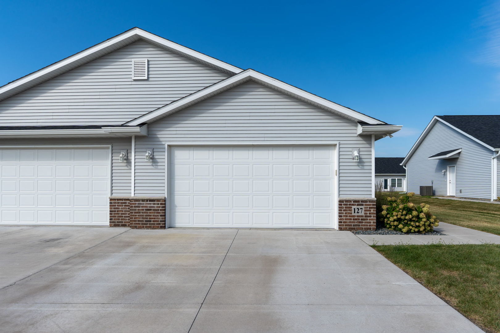 127 Beacon Harbor Parkway Property Photo 1