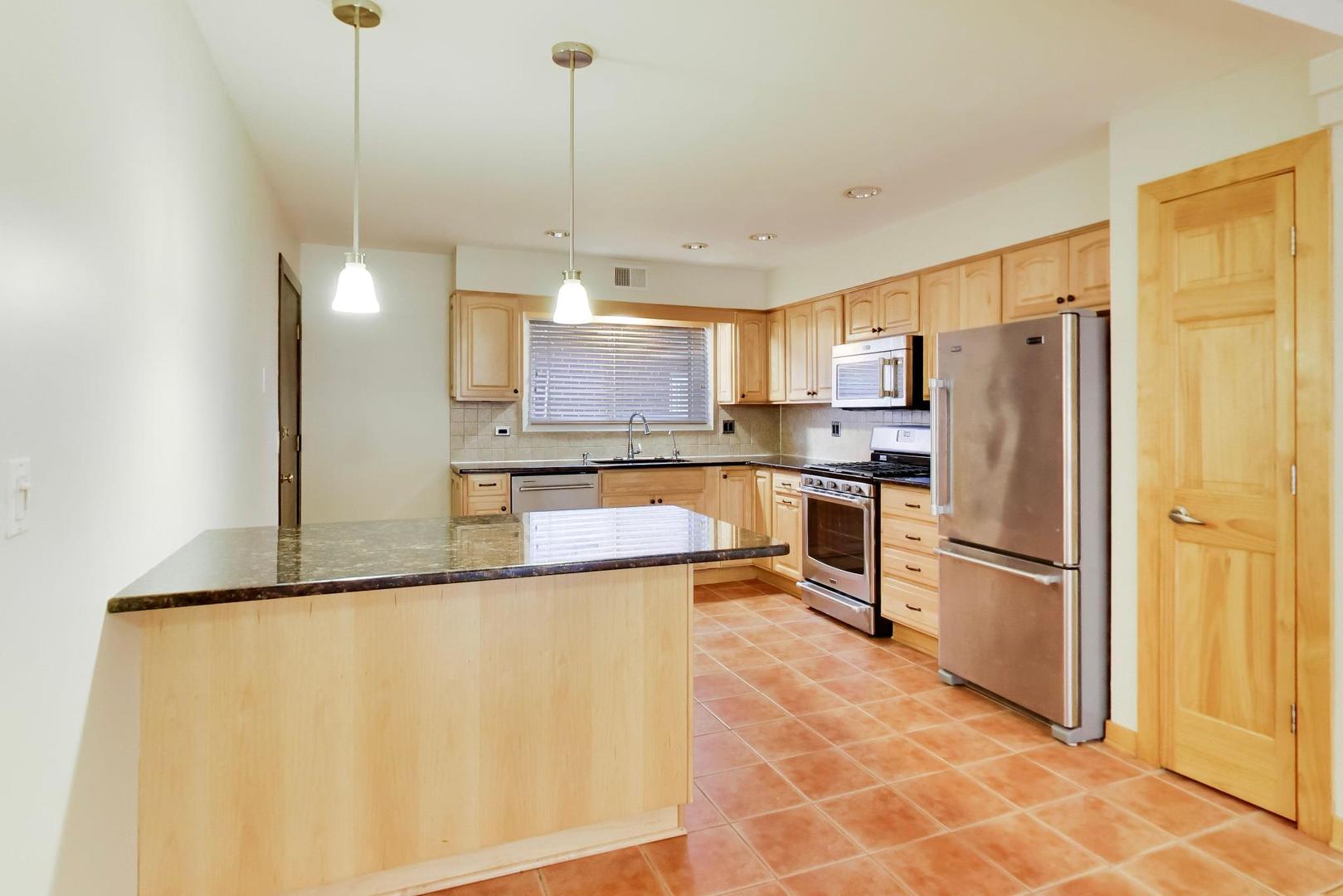 6261 N Northwest Highway 1d Property Photo 5