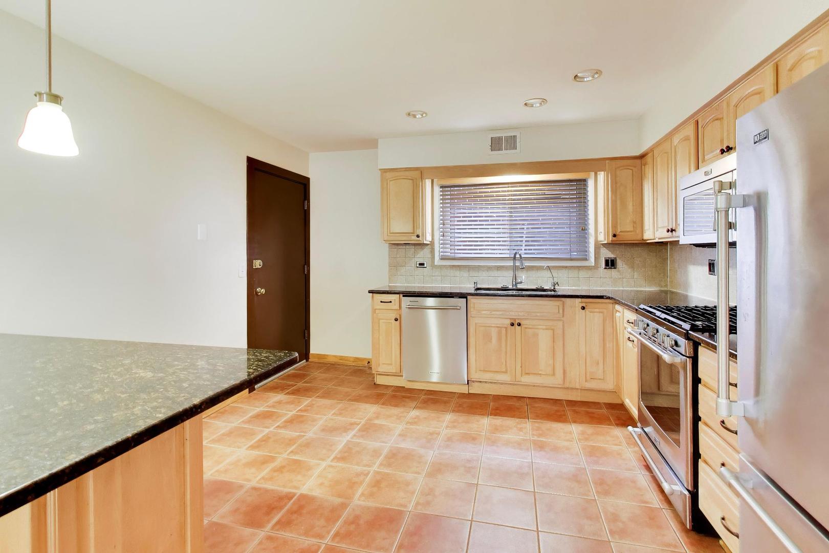 6261 N Northwest Highway 1d Property Photo 8