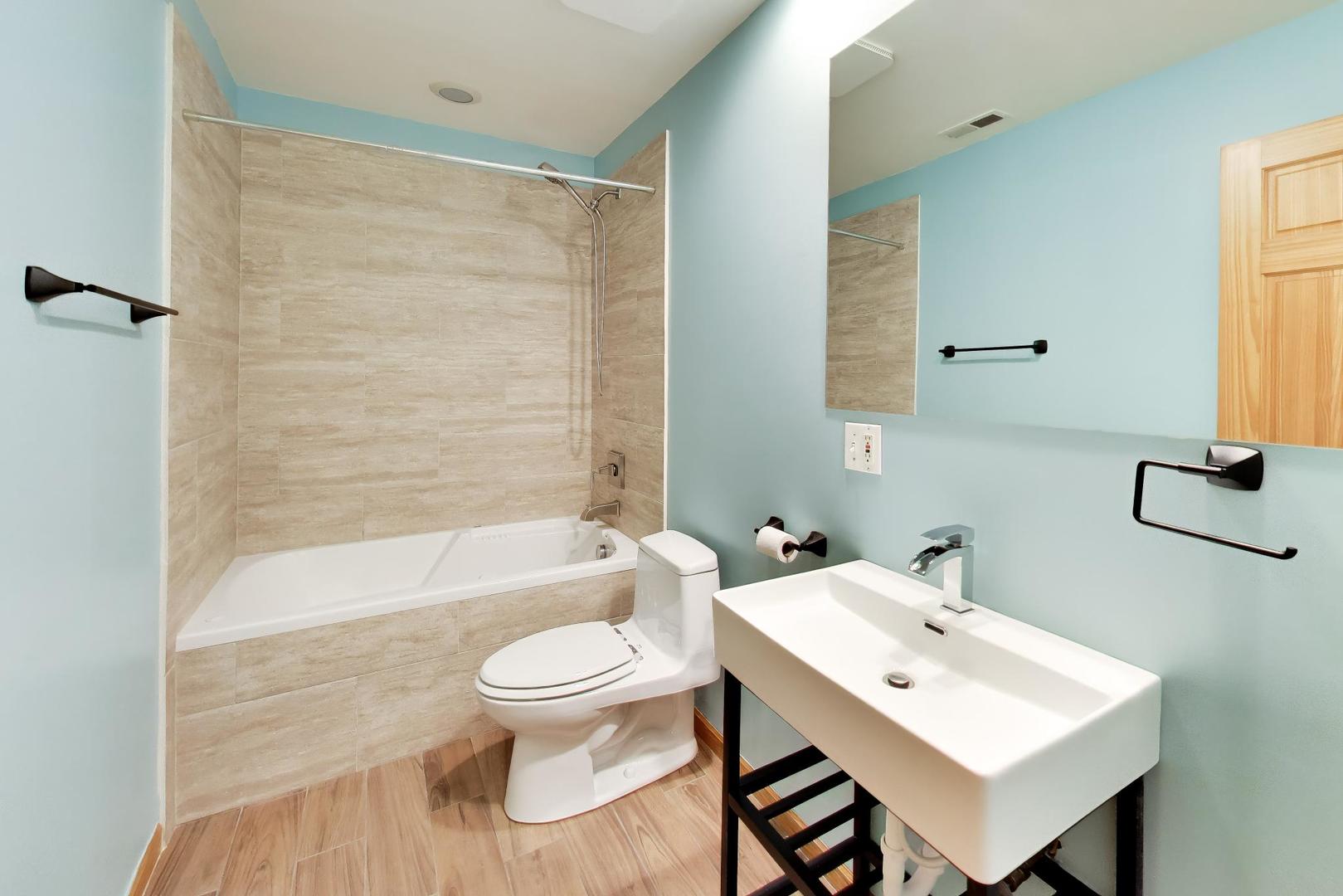 6261 N Northwest Highway 1d Property Photo 15