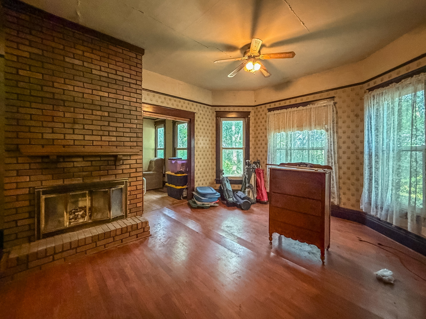 364 E Franklin Street Property Photo 8