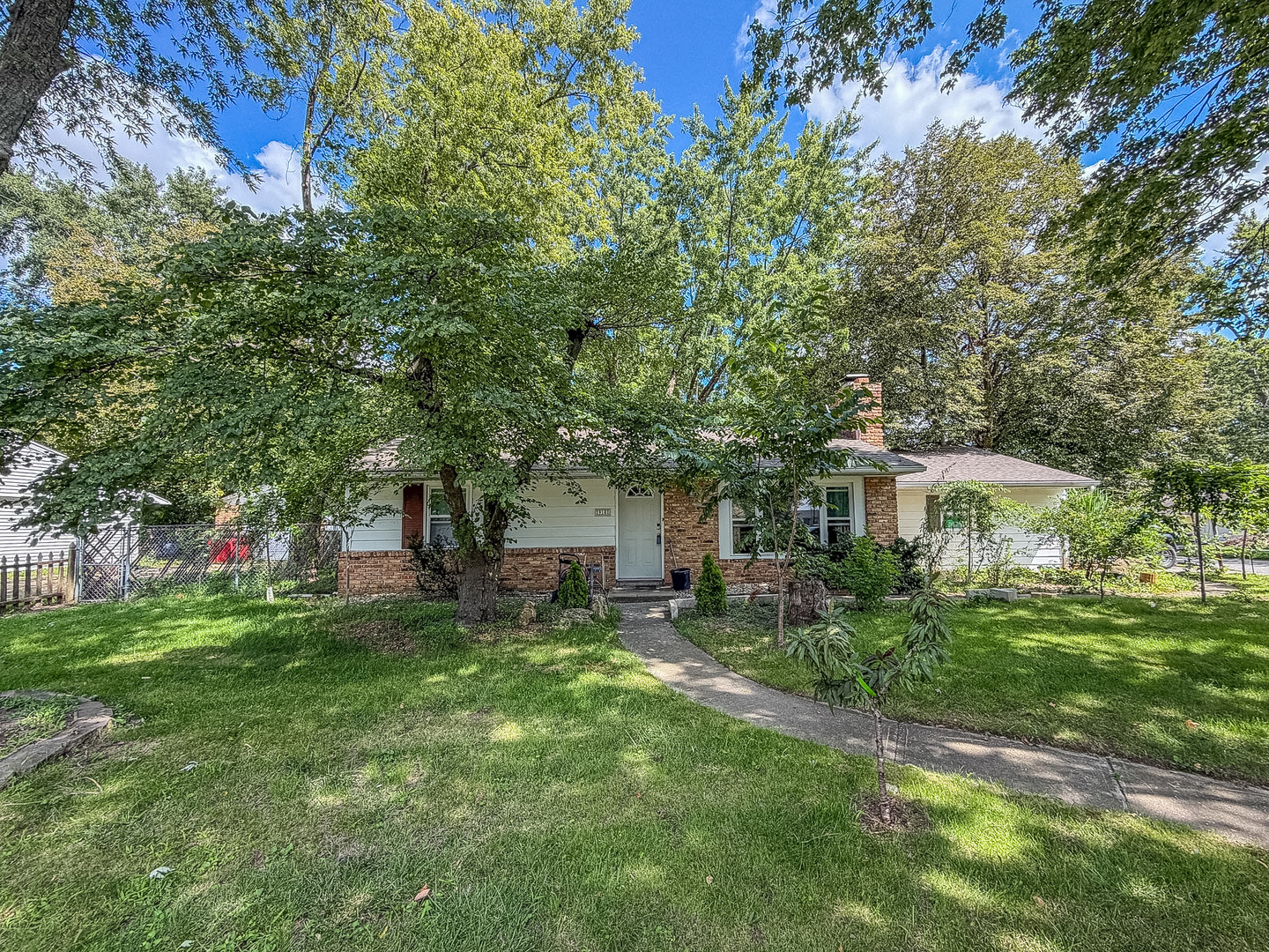 910 Maplepark Drive Property Photo 2