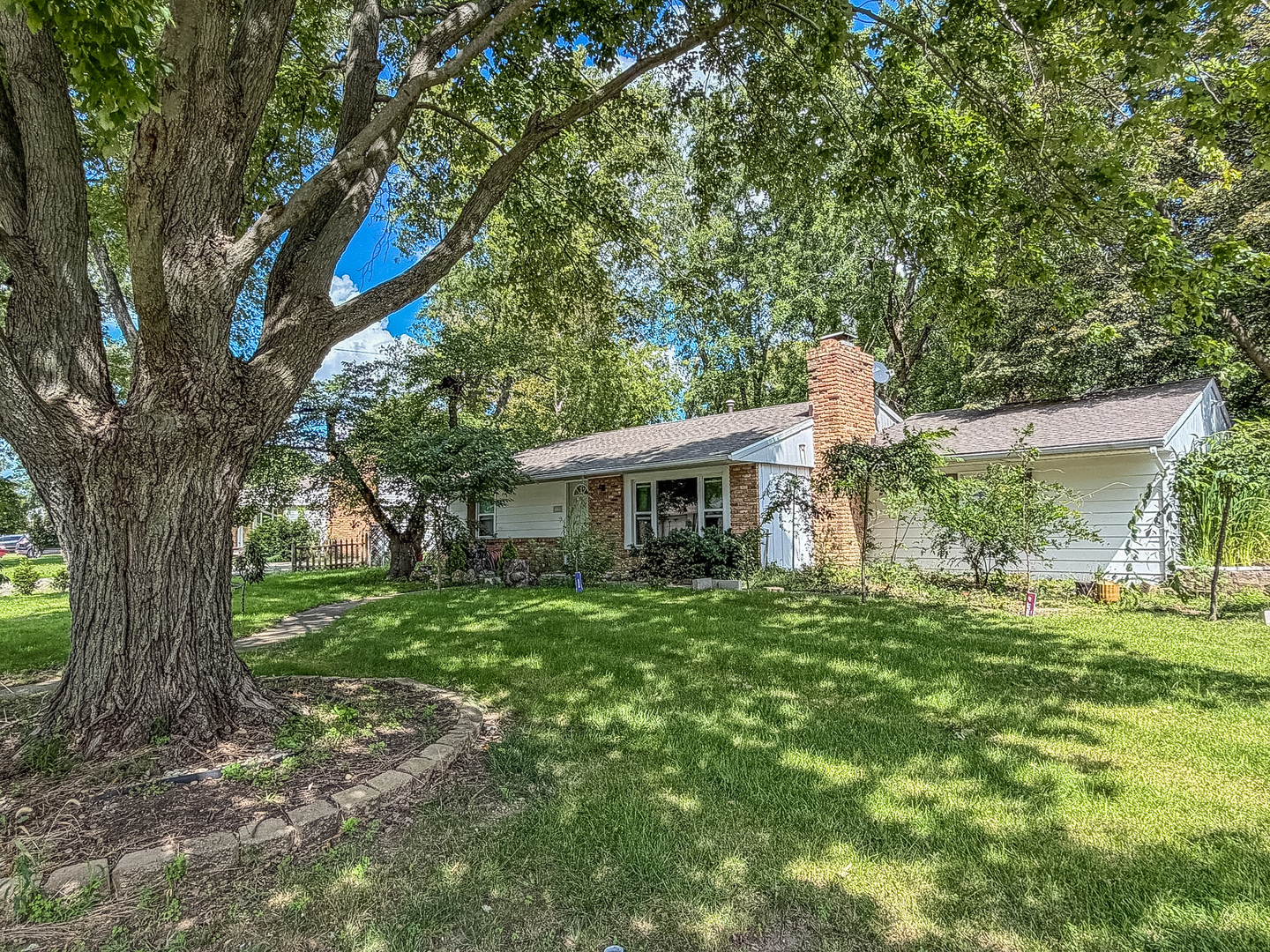 910 Maplepark Drive Property Photo 3