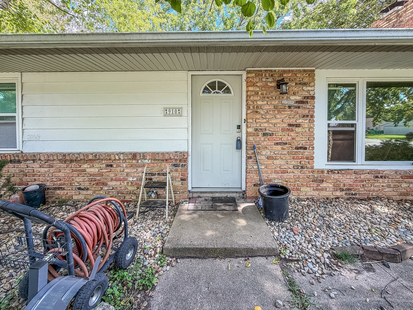 910 Maplepark Drive Property Photo 4
