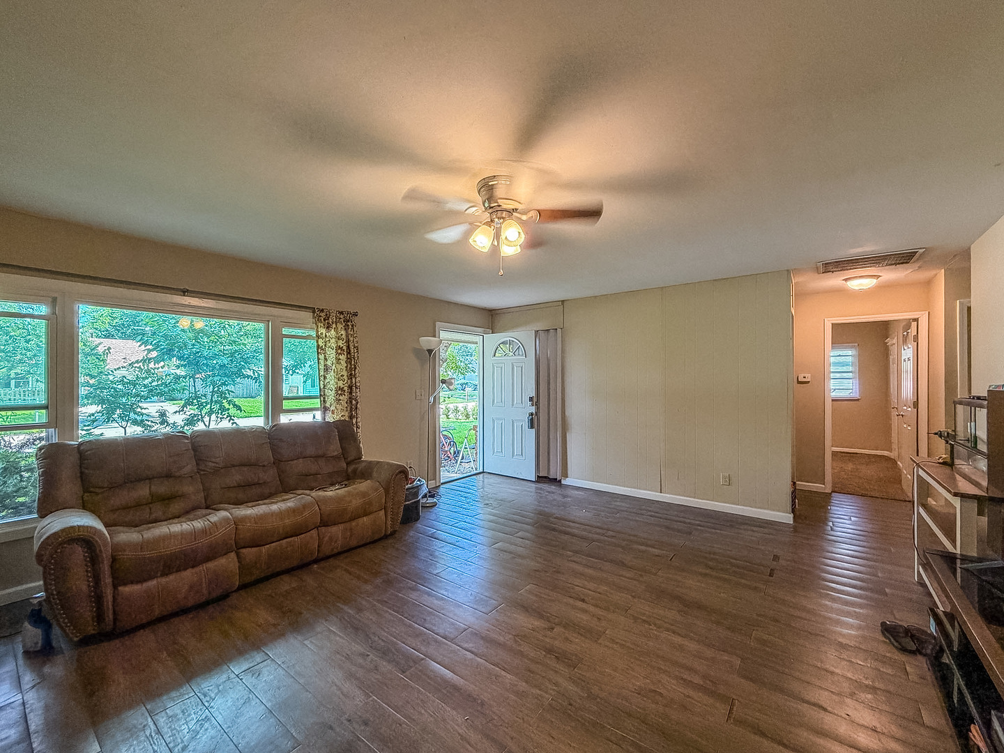 910 Maplepark Drive Property Photo 8
