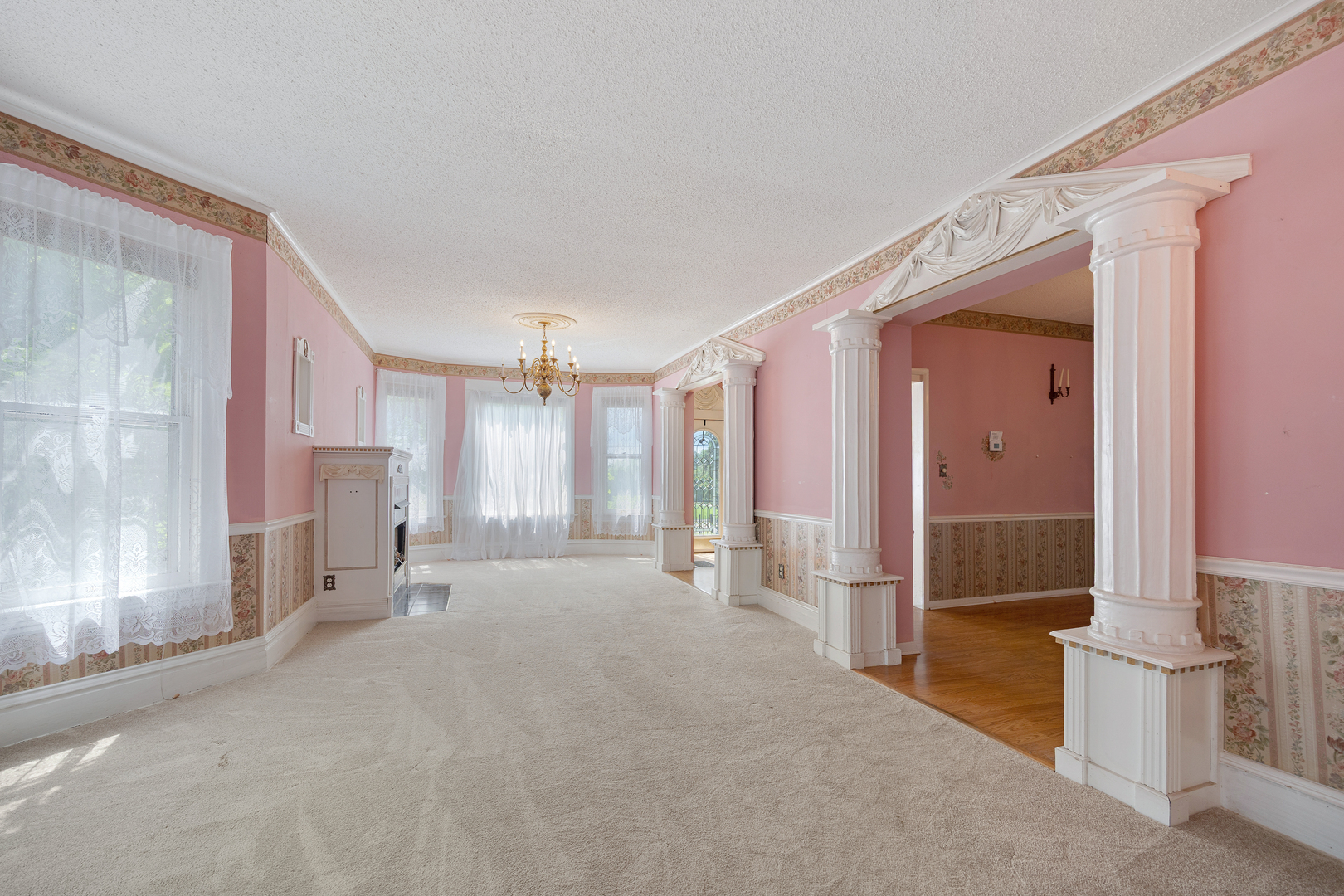 526 W South Street Property Photo 6