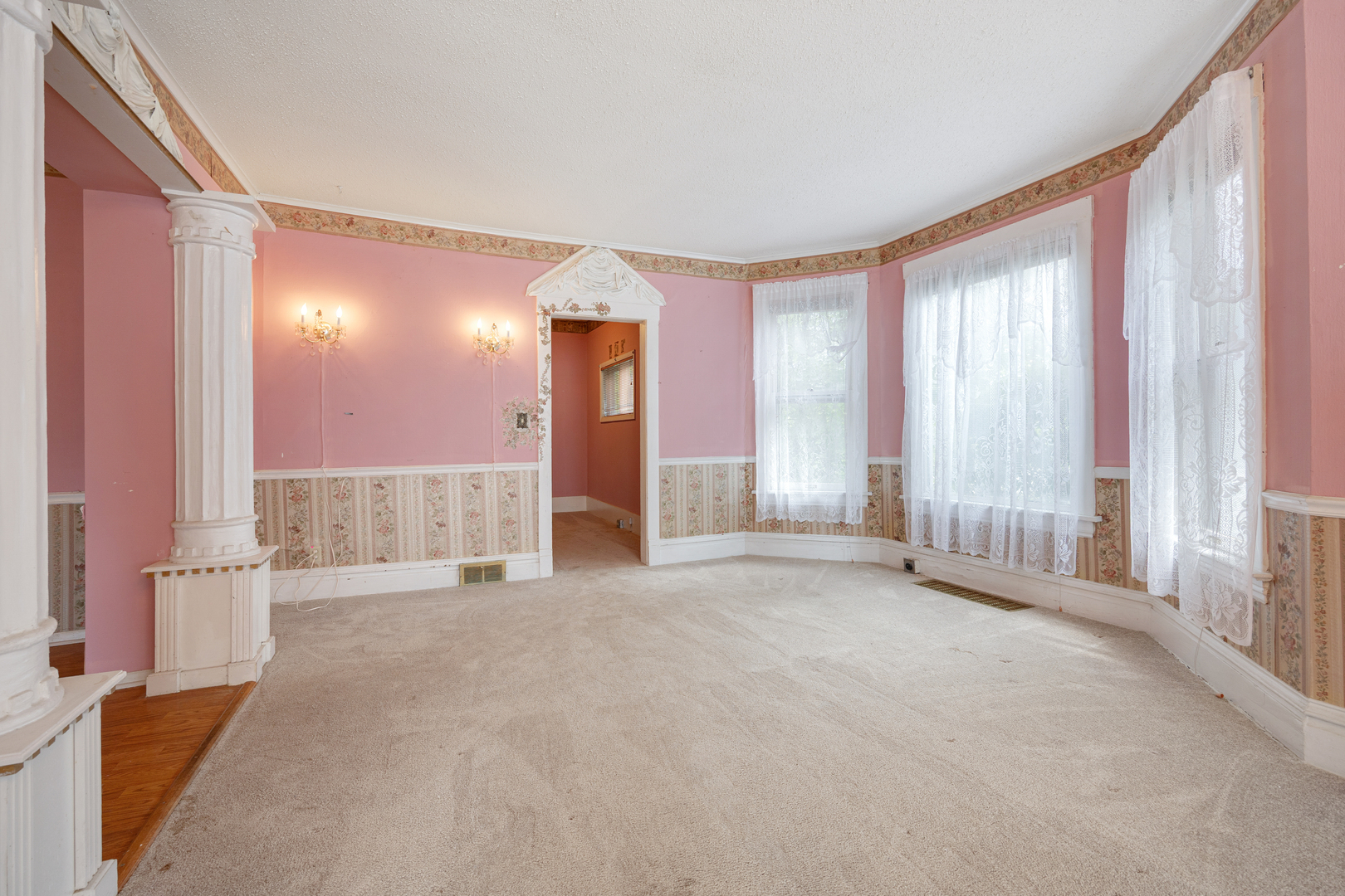 526 W South Street Property Photo 7
