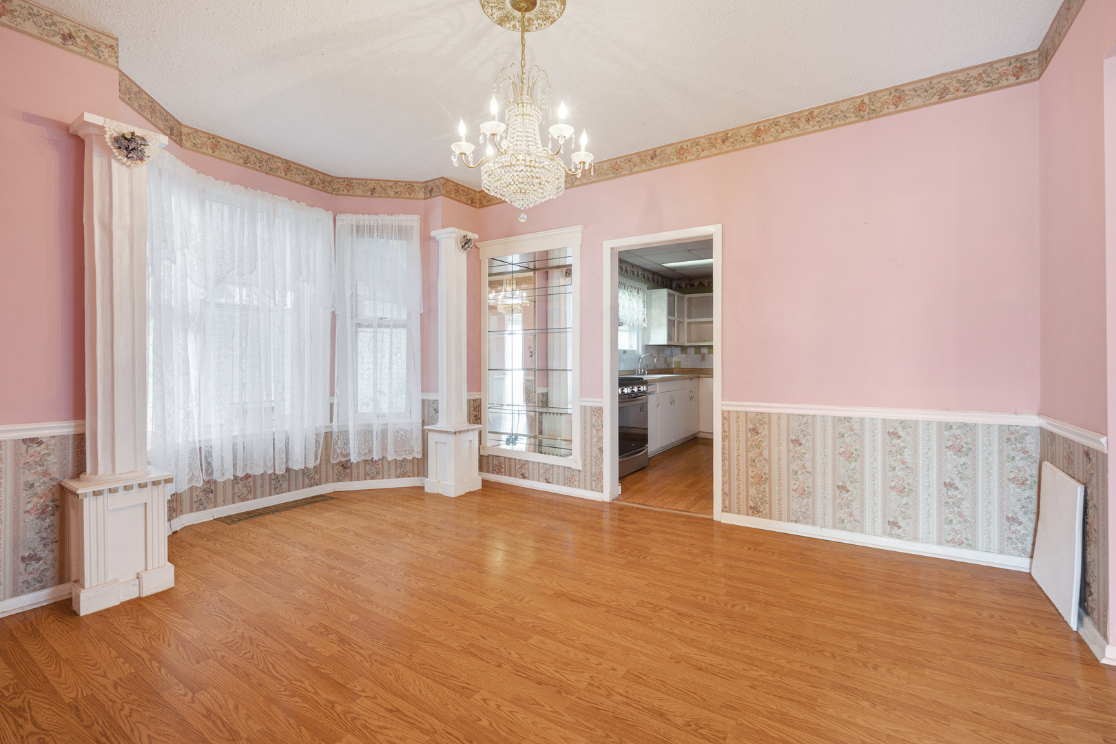 526 W South Street Property Photo 8