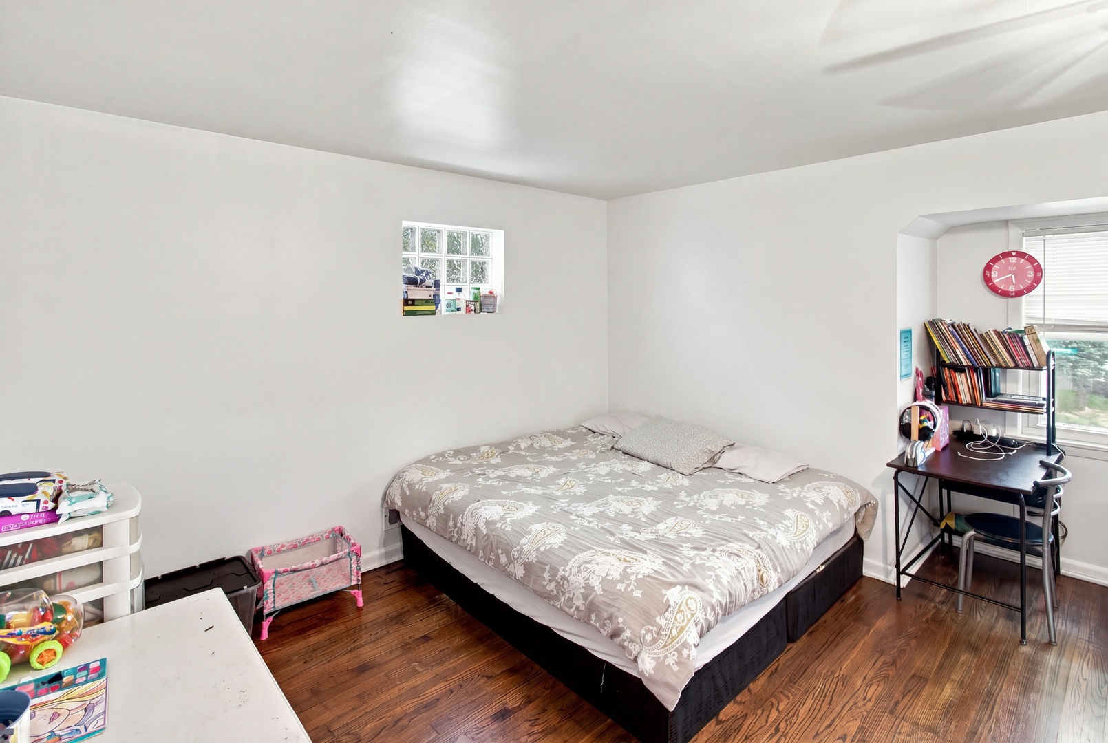 3858 N Sawyer Avenue Property Photo 9