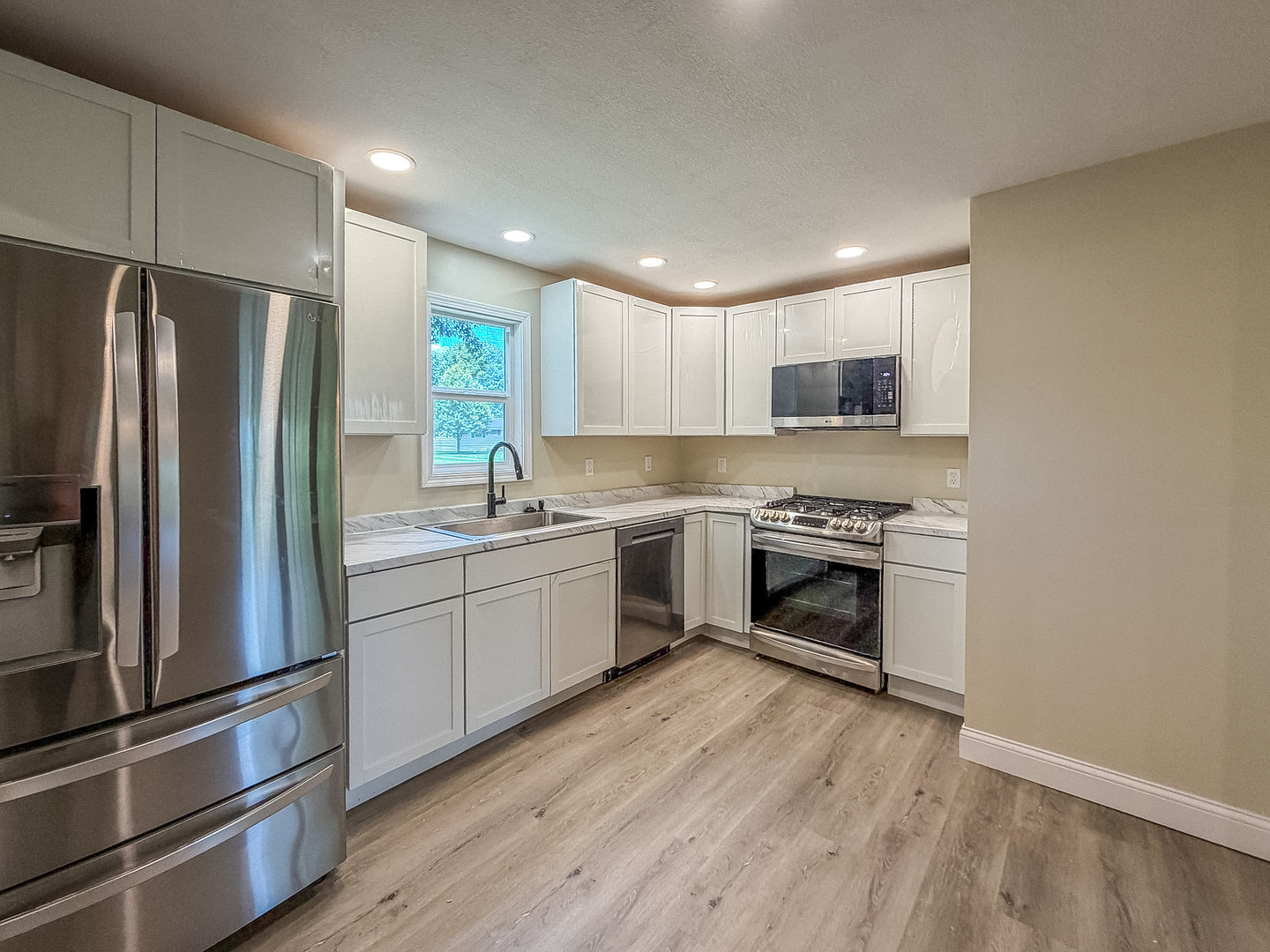 118 E Bower Street Property Photo 15