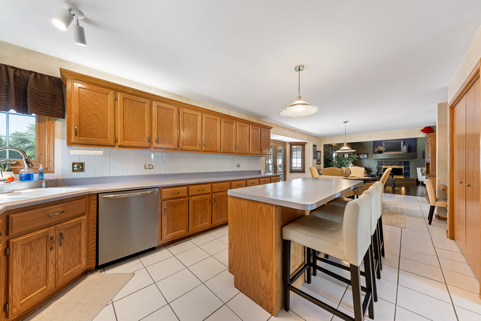 19400 Stonehenge Drive Property Photo 5