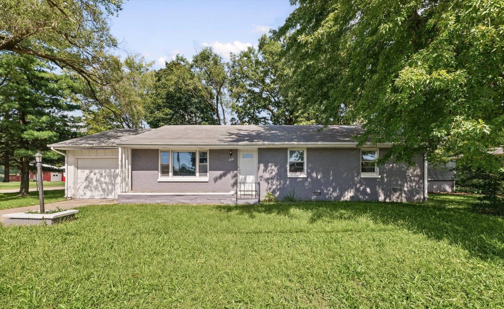 1606 W Kirby Avenue Property Photo 1