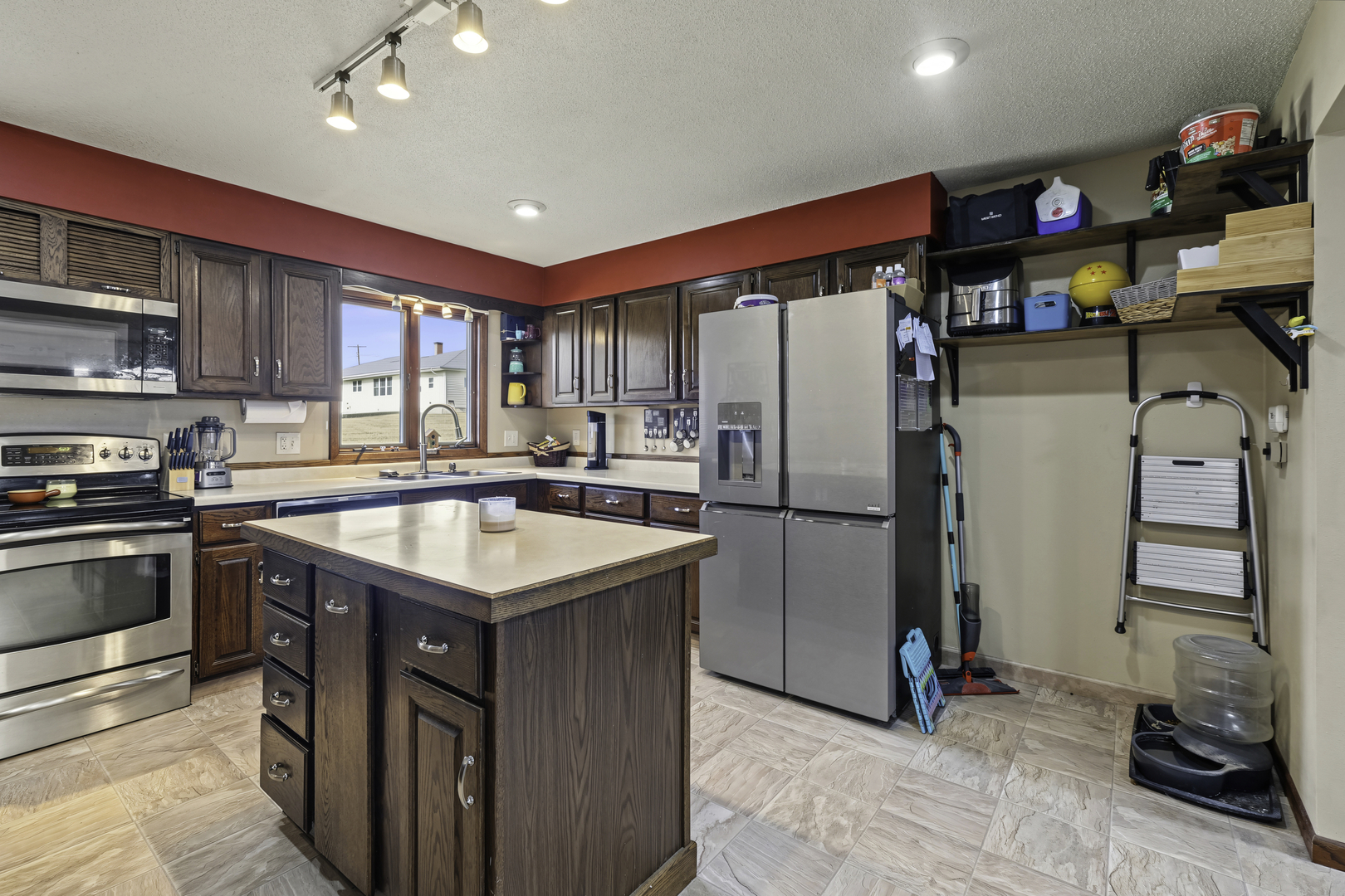 919 3rd Avenue Property Photo 10