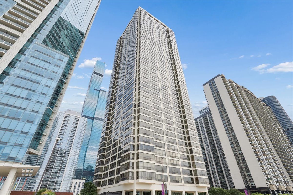 360 E Randolph Street 901