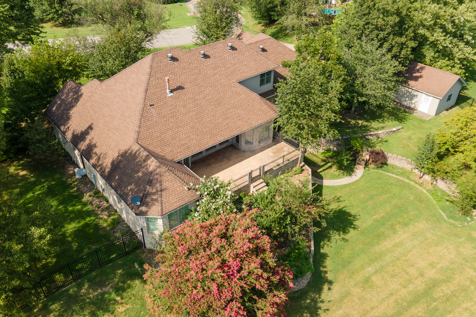 2201 Kingspointe Drive Property Photo 2
