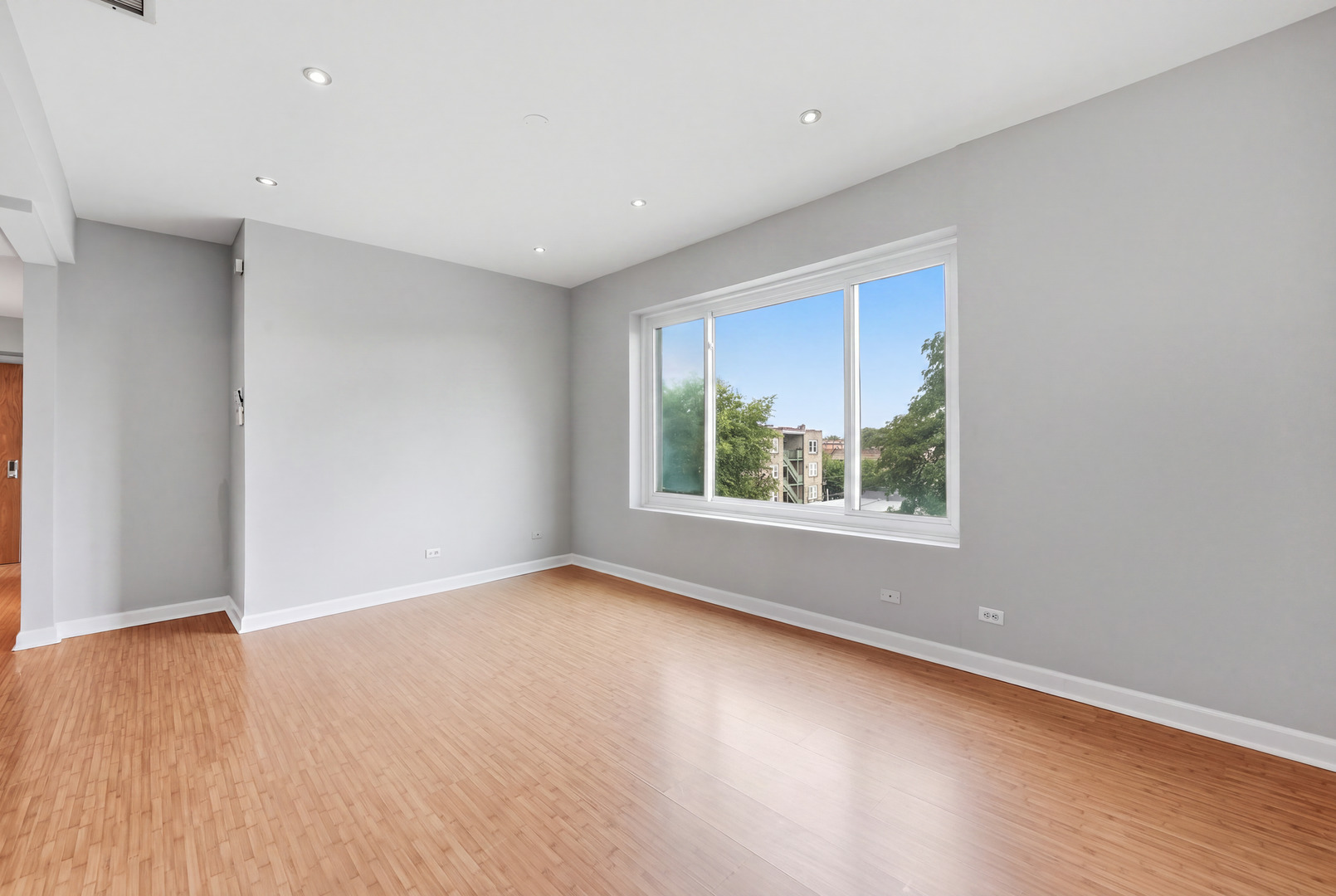 2121 N Saint Louis Avenue 3s Property Photo 3