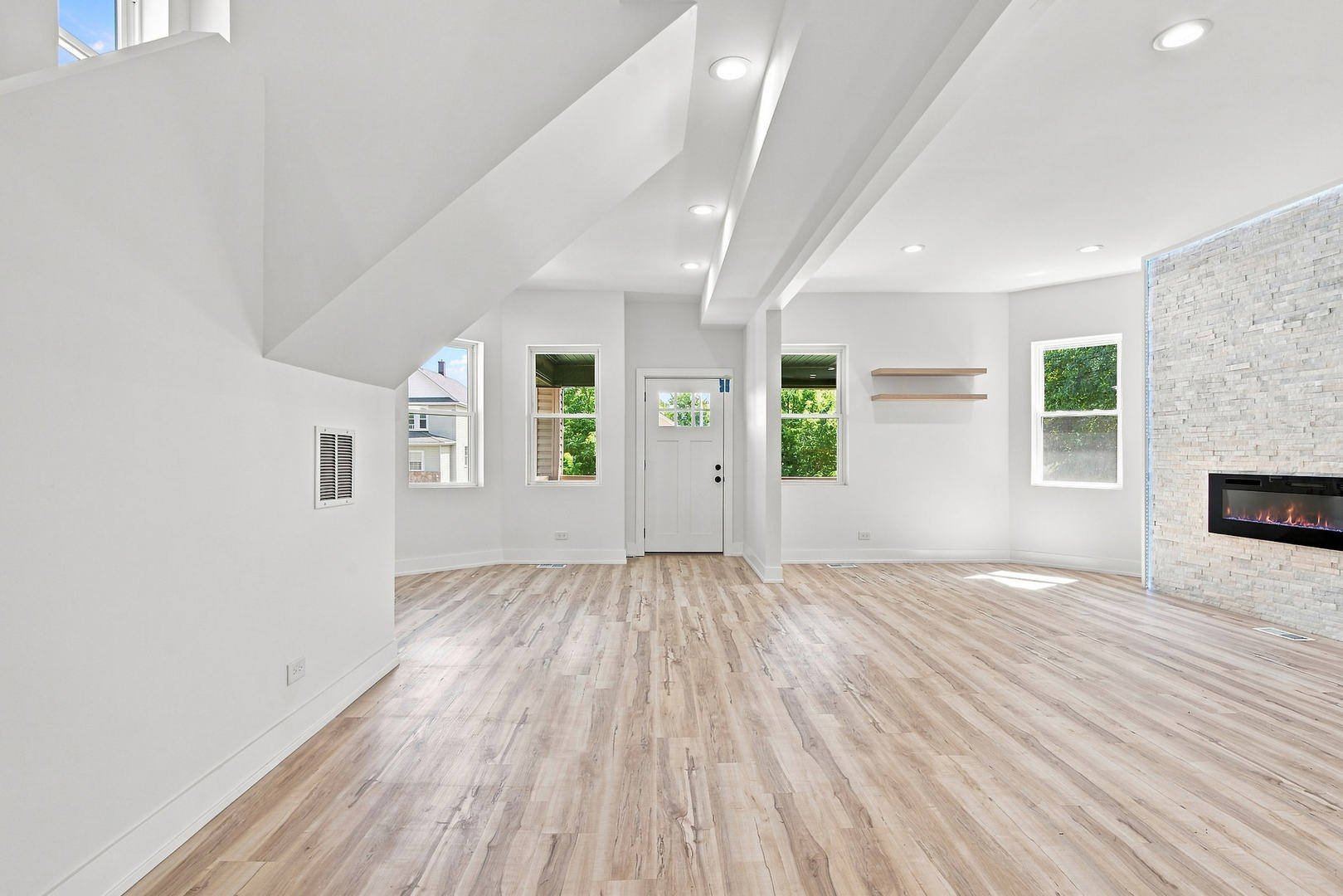 638 N Lotus Avenue Property Photo 6