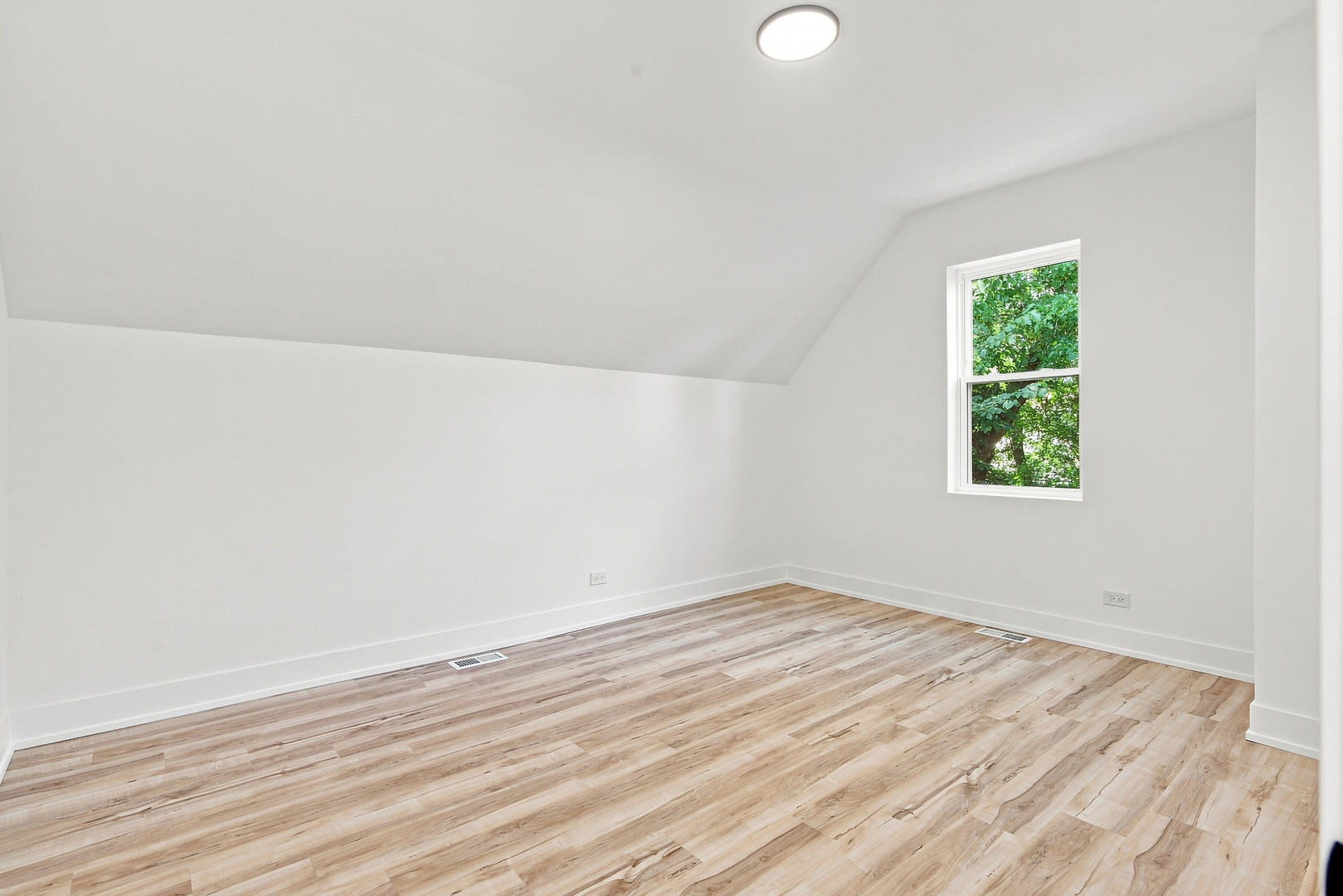 638 N Lotus Avenue Property Photo 16