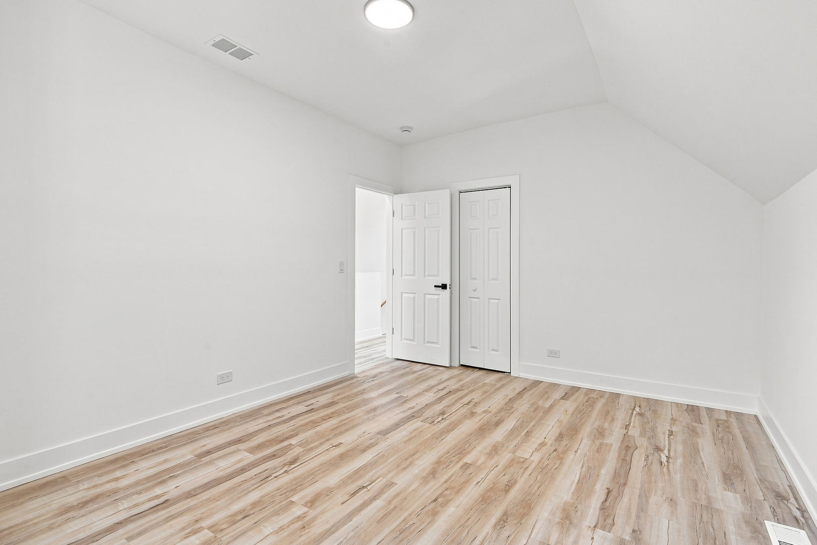 638 N Lotus Avenue Property Photo 17