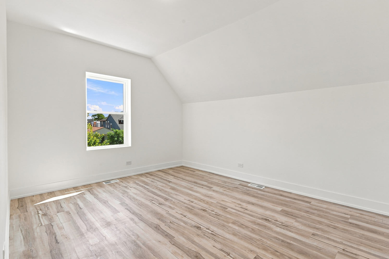 638 N Lotus Avenue Property Photo 18