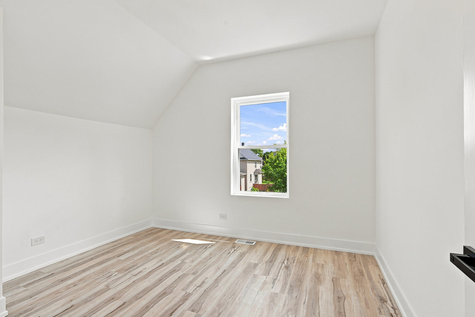 638 N Lotus Avenue Property Photo 20