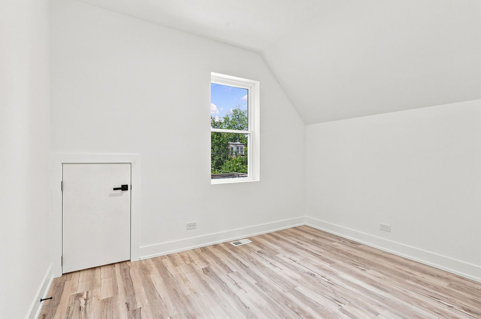 638 N Lotus Avenue Property Photo 22