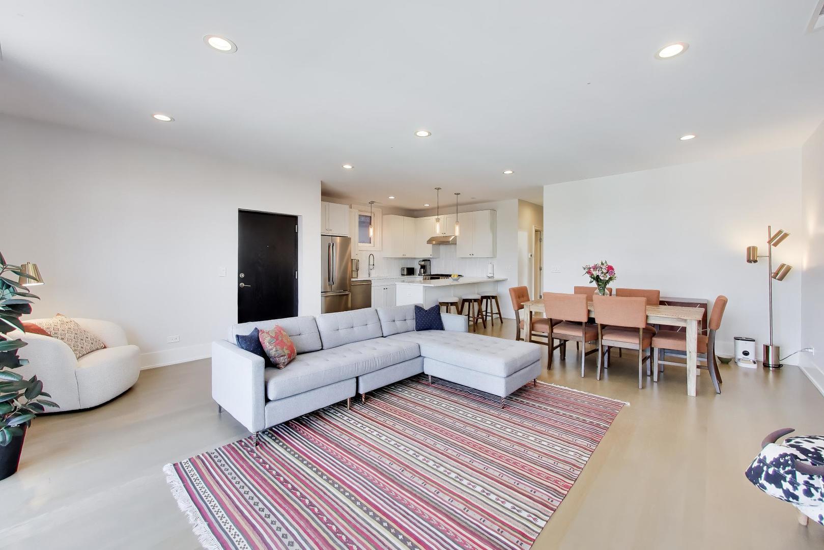 5553 N Clark Street 301 Property Photo 4