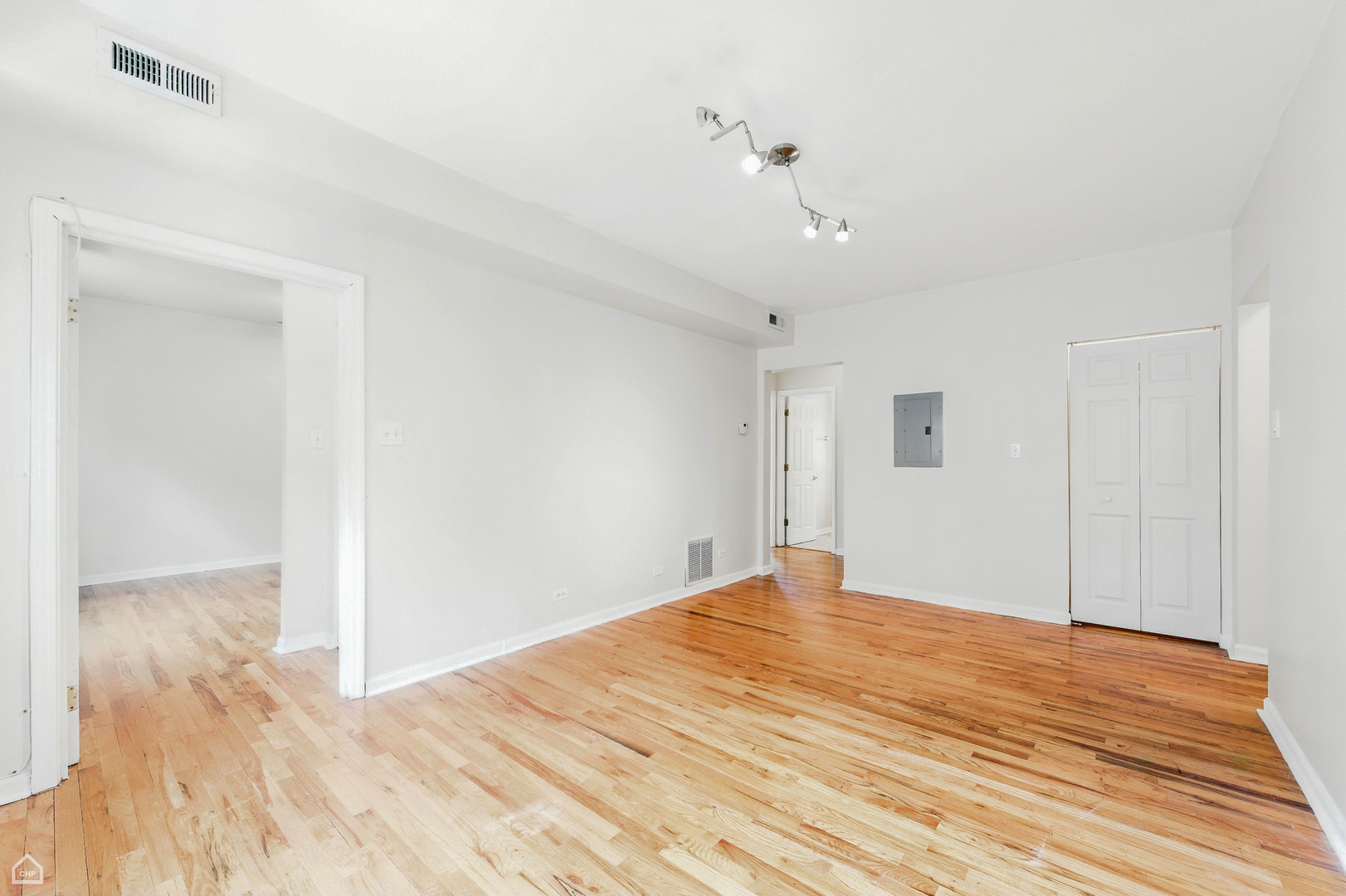 1301 E 71st Place 3s Property Photo 3