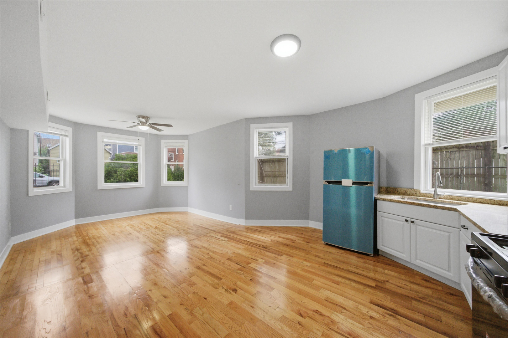 2050 N Kenneth Avenue Property Photo 14