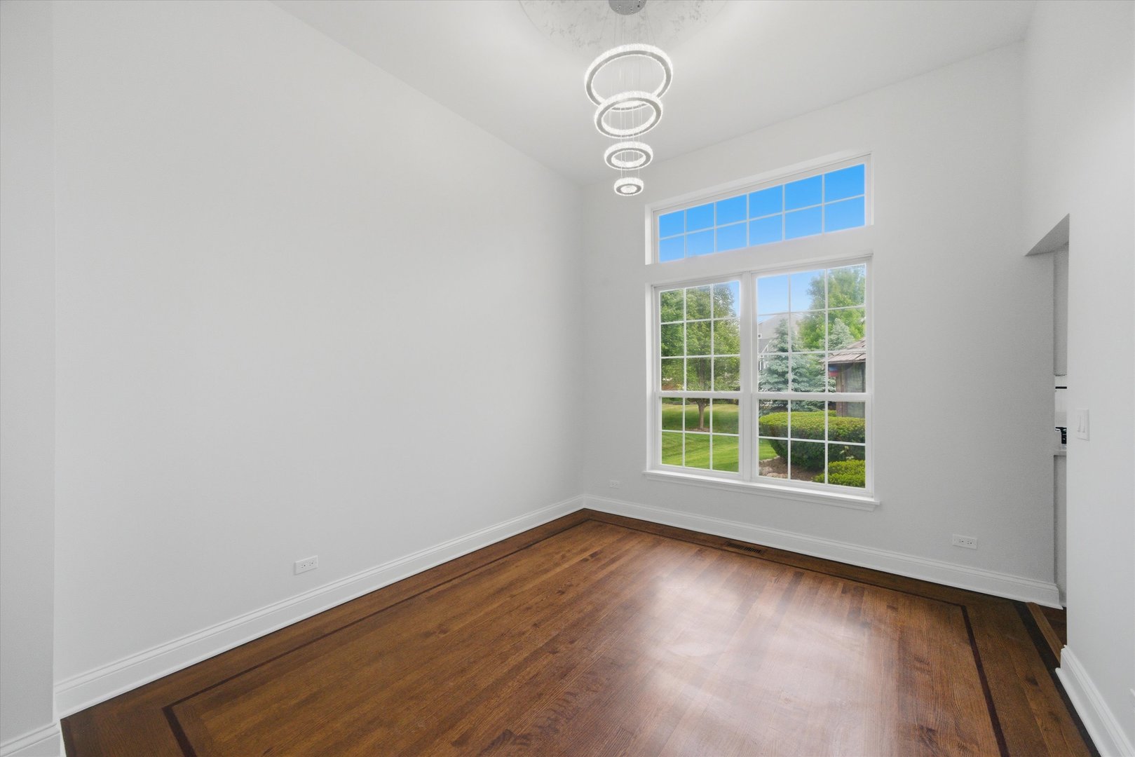 2210 Fieldcrest Drive Property Photo 3