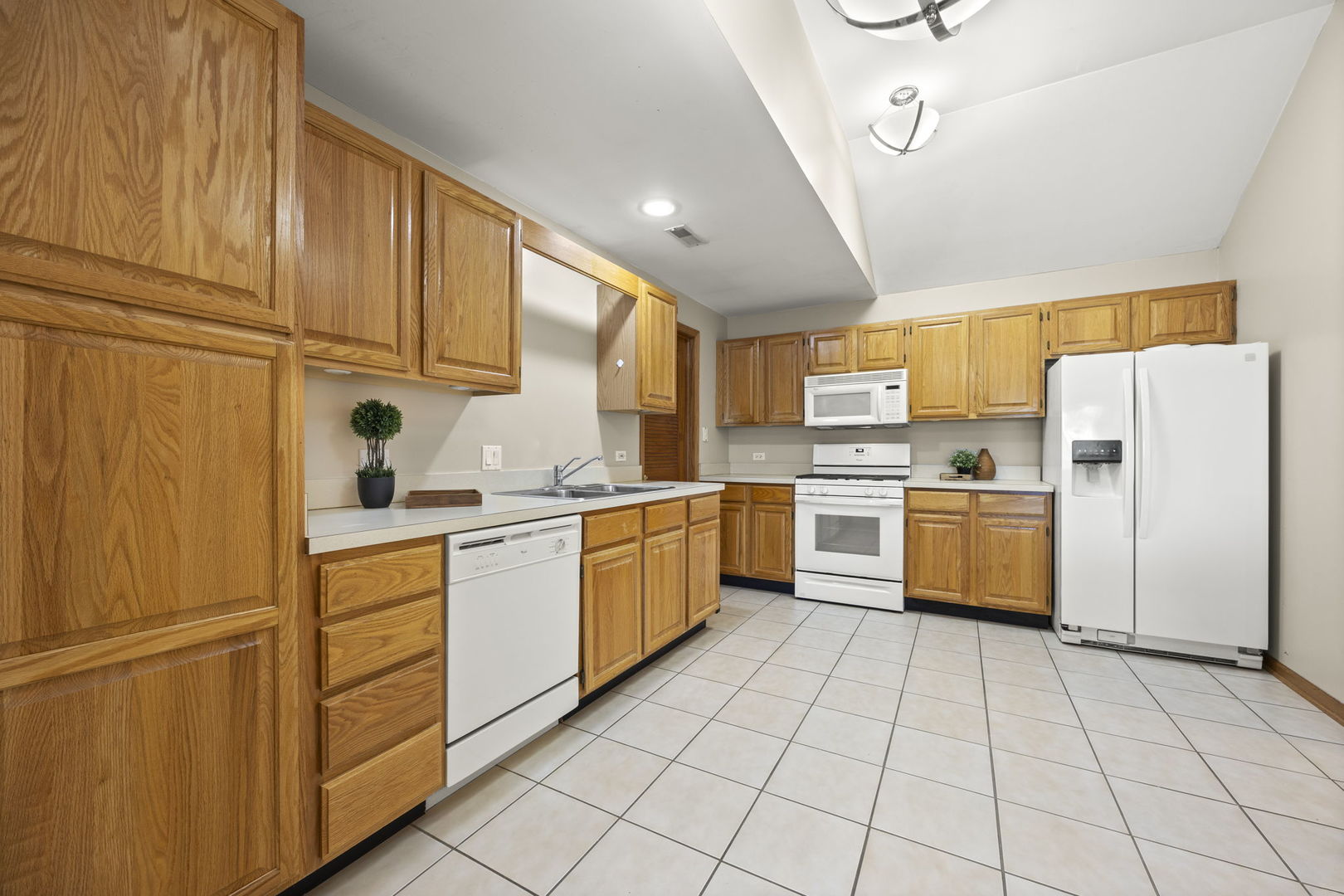 2020 Saint Regis Drive 605 Property Photo 7