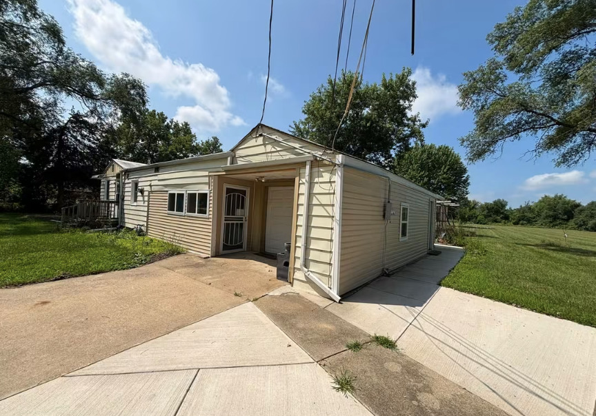 800 Lavern Avenue Property Photo 4