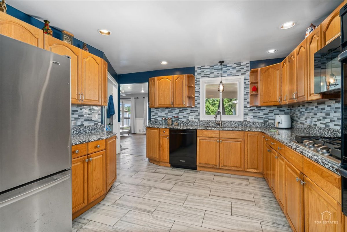 2405 Sarah Street Property Photo 10