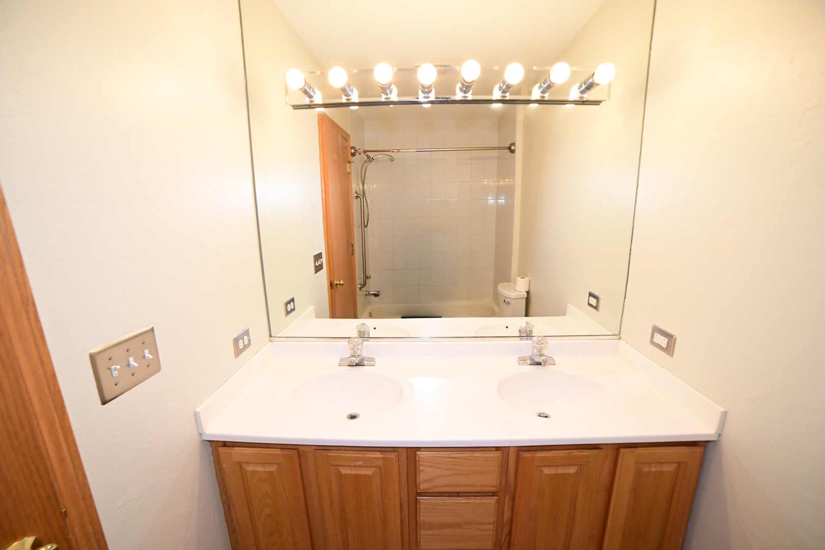 5805 W Eddy Street 1d Property Photo 8